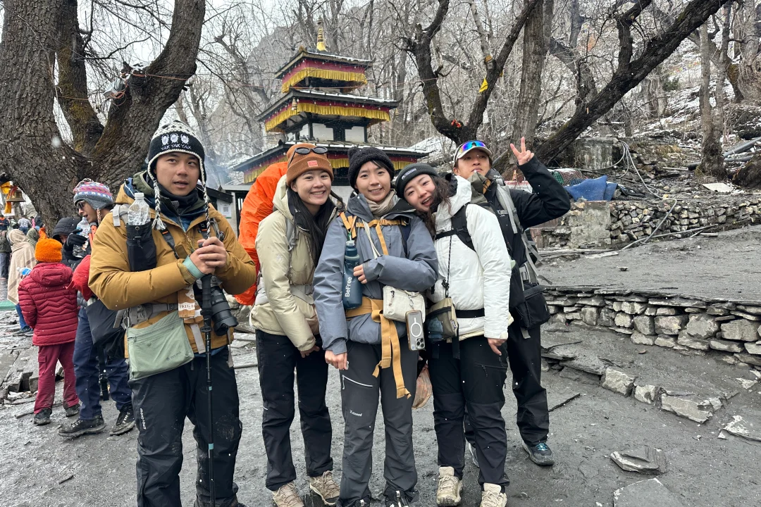 muktinath-temple-winter-hikers