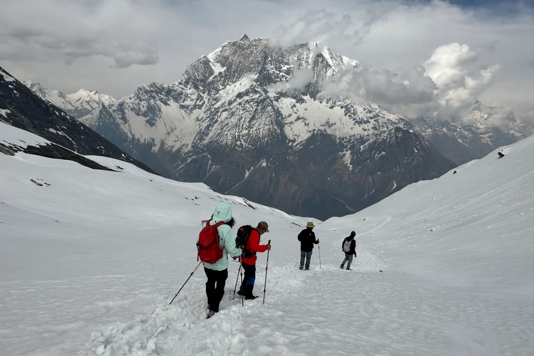manaslu-base-camp-trek-snow-himalaya-nepal